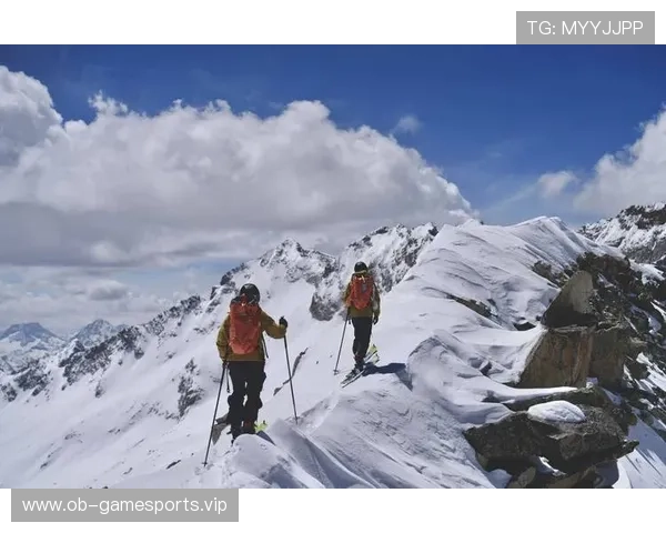 北极圈以北勇者团队完成极致滑雪登山史诗级壮举旅程纪实全景探险 北极圈以北勇者团队完成极致滑雪登山史诗级壮举旅程纪实全景探险