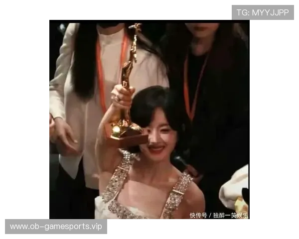 女孩突如其来要抱抱 女生惊讶后露出笑容将她抱起温馨瞬间 女孩突如其来要抱抱 女生惊讶后露出笑容将她抱起温馨瞬间